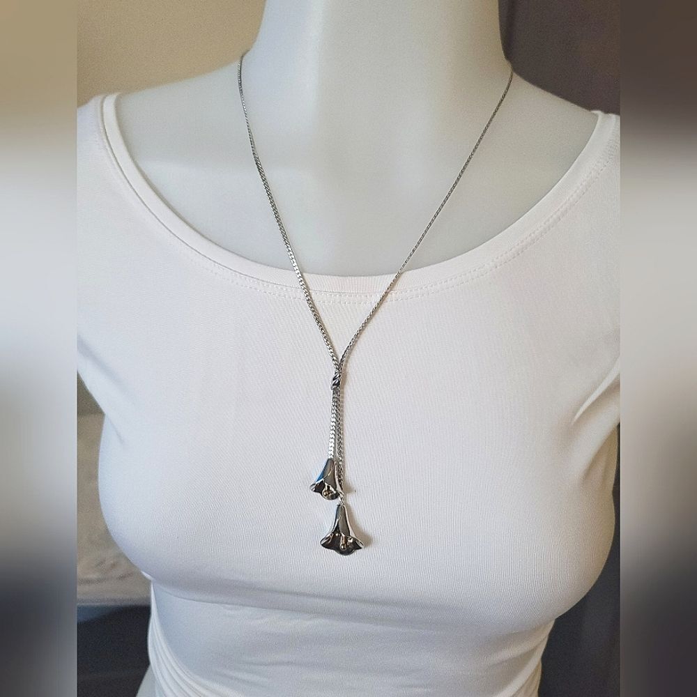 Avon Silver Floral Pendant Necklace